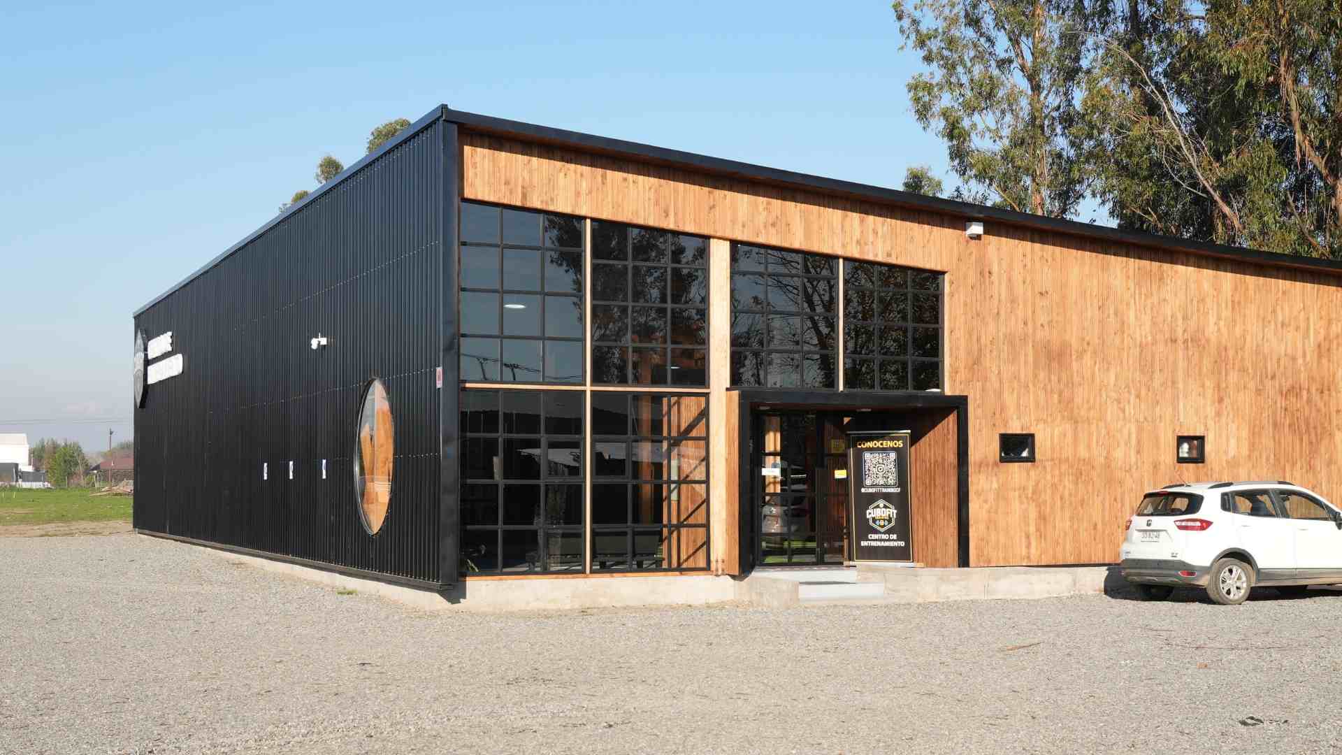 Gimnasio con estructura de pino oregón — Infosema
